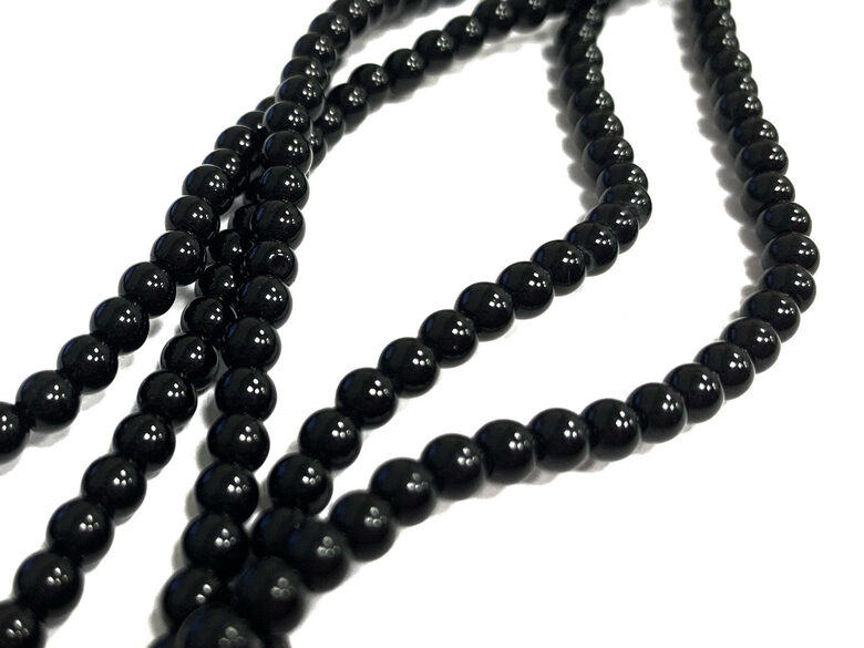 Apaļa forma, melnā oniksa imitācija  ≈12mm, virtene ≈37cm.