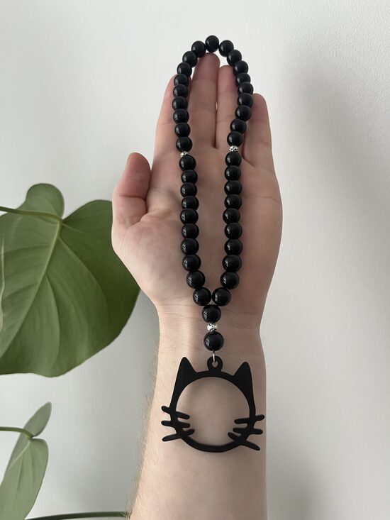 #kaķis Melns piekariņš ar organiskā stikla bumbiņām 10mm.