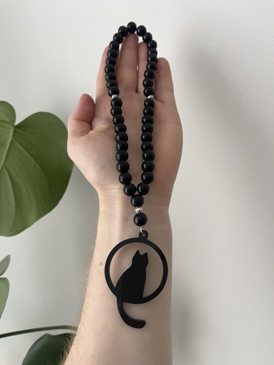 #kaķis Melns piekariņš ar organiskā stikla bumbiņām 10mm.