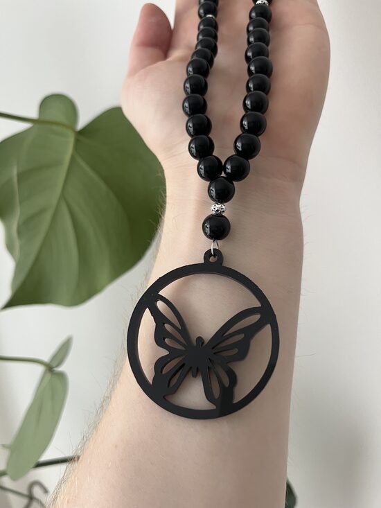 #tauriņš Melns piekariņš ar organiskā stikla bumbiņām 10mm.